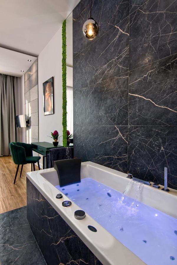 Apartament Czarny Z Jacuzzi Krakov Exteriér fotografie